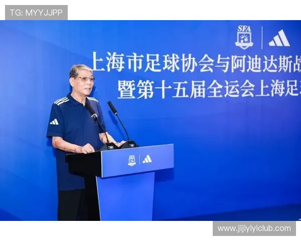 吕文君分享夺冠喜悦与恩师徐根宝合影重温崇明足球情怀